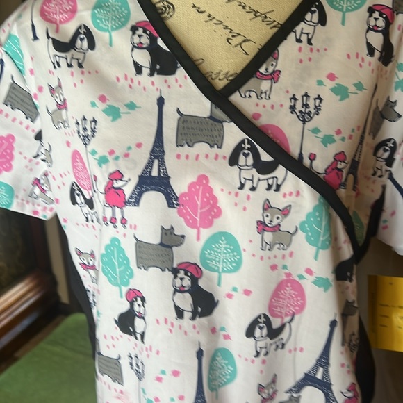 🆕 Green Town J'Adore Paris Women's 2-pocket STRETCH V-Neck Print Scrub Top - Picture 13 of 16